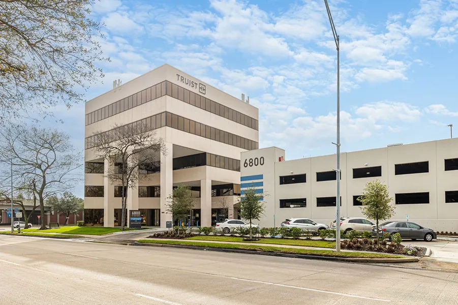 exterior building suite where Bellaire Facial, Oral & Dental Implant Surgery is located